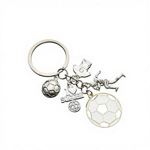 Porte-clés en alliage de zinc argenté antique avec maillot de footballeur n°9, idéal pour les accessoires – Vente chaude - Product Image 2