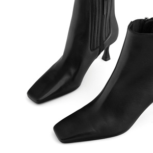 Bottes d'hiver pour femmes en cuir noir à bout carré avec fermeture éclair, modèle Accept Designers - Product Image 2