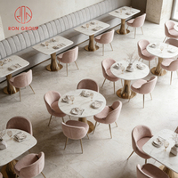 Ensemble de mobilier moderne de luxe pour hôtel, restaurant commercial, tables en marbre, pieds en laiton, sièges en velours rose et gris, banquette, café