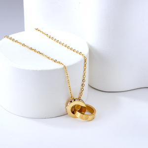 สร้อยคอไทเทเนียมสไตล์ยุโรปอเมริกัน จี้วงกลมคู่รูปทรงเรขาคณิต สำหรับผู้หญิง ของขวัญสำหรับใส่กับเสื้อสเวตเตอร์ - Product Image 1