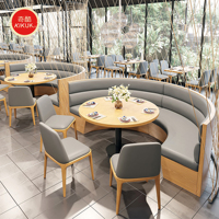Mobilier de café : Banquettes vertes en forme d'arc semi-circulaire avec tables rondes et chaises en bois – Ensemble de restaurant