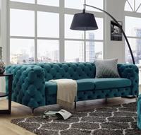 Canapé Chesterfield trois places en velours vert, style traditionnel de luxe, pour salon, appartement, ou chambre d'hôtel, capitonné