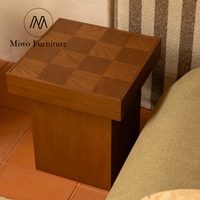 Table d'appoint carrée moderne en chêne massif avec plateau en bois parquet et base en bloc, table d'appoint minimaliste en bois pour salon, chambre et hôtel