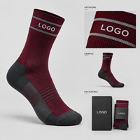 Chaussettes de cyclisme sportives bordeaux et noires, respirantes, à coupe ajustée, avec maille respirante, bord côtelé, faible volume, zones de couleur inaltérable, construction tricotée