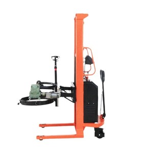 Elevador eléctrico de bidones de 200L, tipo hidráulico basculante, para el manejo y descarga de bidones de plástico de aceite. - Product Image 3