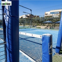 Le nouveau design de LUX est un succès commercial et populaire, avec un terrain de PADEL panoramique gris, personnalisé, élégant et léger