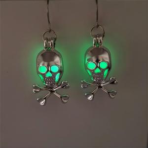 Venta al por mayor de fábrica Halloween luminoso ahueca hacia fuera el cráneo fantasma noche luz colgante pendientes colgantes para mujeres - Product Image 1
