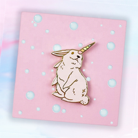 Fabricant en gros de badges métalliques personnalisés, épingles de revers sur mesure en émail souple ou dur avec cartes de support
