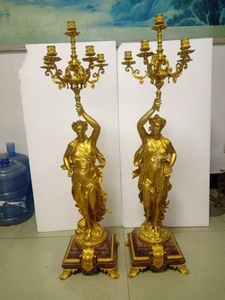Une paire de chandeliers à 6 bras de style rococo, <span class=keywords><strong>en</strong></span> laiton ornementé et marbre noir/rouge/vert, avec des statues figurées de la déesse de la Lumière <span class=keywords><strong>en</strong></span> or 24 carats. - Product Image 2