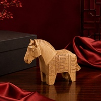 Figurine de cheval en résine aspect bois traditionnel avec motif géométrique textuel porte-bonheur pour décoration de table, étagère, maison, cadeau, vente en gros