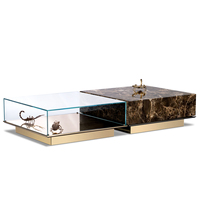 Table basse de luxe « Metamorphosis » avec boîte en verre, scorpions et coléoptères plaqués or, base en marbre et laiton