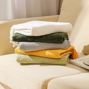 Nouvelle conception de couverture en chenille tissée unie en polyester avec pompons, idéale pour le bureau, les pauses déjeuner, les voyages et l'extérieur. - Product Image 1