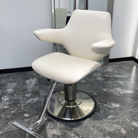 Chaise de salon de coiffure moderne en cuir synthétique avec rotation à 360 degrés et fonctionnalités réglables en hauteur, conçue pour les salons de coiffure