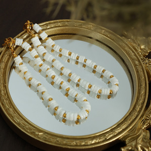 Bracelet en perles de nacre blanche avec accents dorés, bijoux de mode pour femmes, style élégant au quotidien, accessoire automne-hiver - Product Image 4