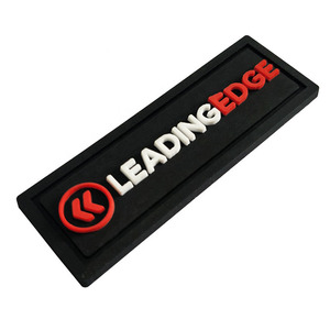 Logotipo personalizado de fábrica Calidad de lujo Negro Impermeable Costura en LOGO 3D Etiqueta de silicona Parche de goma de PVC para sombreros/bolsos - Product Image 1