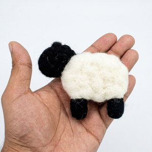 Adorno de fieltro de lana de oveja negra al por mayor, hecho a mano, decoración colgante para el hogar, juego de regalo novedoso para niños, Navidad - Product Image 1