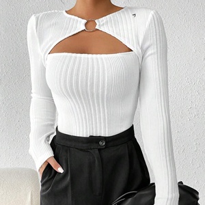 Haut <span class=keywords><strong>moulant</strong></span> <span class=keywords><strong>blanc</strong></span> élégant pour femmes, avec découpe côtelée et anneau décoratif, personnalisable OEM - Product Image 1