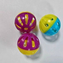 Juguete para mascotas con forma de campana hueca para gatos, que produce sonido, para combatir el aburrimiento, para jugar en interiores, juguete de plástico, color aleatorio - Product Image 1