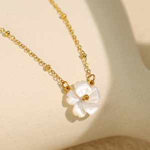 Collar con Colgante de Flor, Cadena de Acero Inoxidable Dorada, Concha Blanca, Joyería para Mujer, Regalo, Accesorio de Moda - Product Image 1