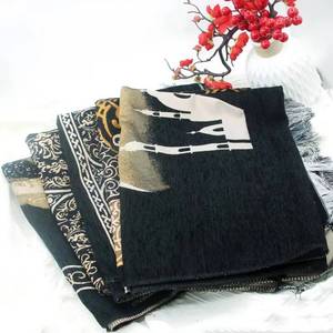 Alfombra de chenilla negra de alta densidad, lavable, con diseño floral tejido, estilo Meca Kaaba, con bordes de borlas de estilo medioriental, popular para picnics. - Product Image 1