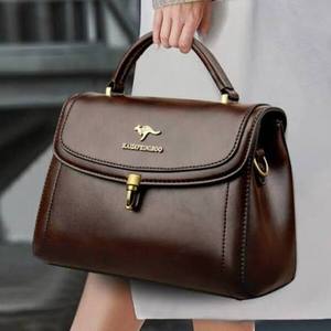 Sac à main tendance pour femmes en similicuir avec décoration chic en pompon, fermeture éclair sécurisée, deux poignées, intérieur spacieux, sac à main tendance - Product Image 6