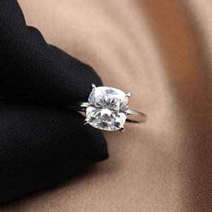 Anillo de Compromiso de Joyería Fina de Oro Blanco de 18K con Moissanita de Corte Cojín de 2CT Grado D VVS1 - Product Image 1