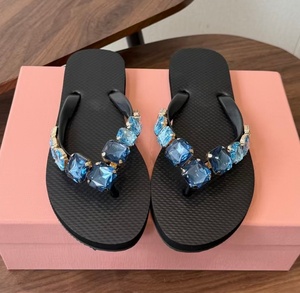 Nouvelles tongs d'été style MIU bleues en forme de sucre avec strass en V pour femmes - sandales de plage antidérapantes pour les pieds - Product Image 1