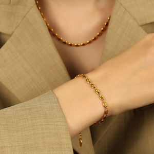 Collar de cadena para clavícula de acero y titanio dorado con cuentas de oro de 18 quilates, joyería simple y elegante para accesorios de moda unisex. - Product Image 4