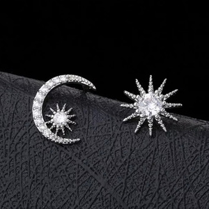 Orecchini a Perno Asimmetrici con Stella e Luna, Cristalli Incastonati, Accessori Celesti per Uso Quotidiano Femminile - Product Image 3