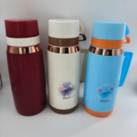 Botol Termos Vakum Plastik Terisolasi 1.8L Dinding Ganda untuk Air Panas Dingin dengan Tutup dan Pegangan untuk Kantor dan Luar Ruangan