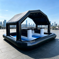Bar de piscine gonflable commercial en PVC couleur personnalisée avec sièges intégrés et tente 5x5M, capacité supérieure à 500kg, location pour événements aquatiques