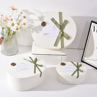 Boîte cadeau ovale blanche rigide avec ruban en satin et sceau de cire pour l'emballage de fleurs et de cadeaux de mariage