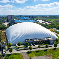 Grand hangar industriel à dôme en membrane PVDF autoportante de 30 m de large, ignifuge et étanche, pour entrepôt et garage