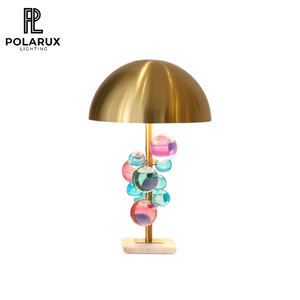 La lámpara de mesa de Globo consiste en una serie de bolas de vidrio flotantes en un polo de metal delgado con una cúpula de metal en la parte superior para hacer el Globo - Product Image 1