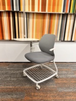 Chaise d'entraînement scolaire en plastique gris avec tablette et accoudoirs