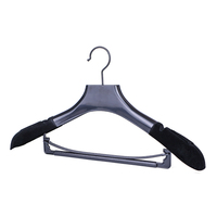 Cintre pour robe de mariage noir pour femmes en velours à épaules larges avec logo personnalisé de boutique Cintre pour veste et costume Cintre en plastique pour manteau et chemise antidérapant