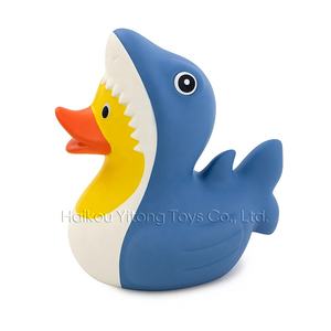 Lot personnalisé imprimé requin PVC caoutchouc en forme de canard baignoire bain jouets avec motifs - Product Image 4