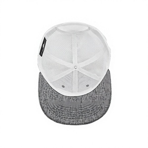 Casquette Trucker à 6 Panneaux Structurée avec Patch en Cuir Personnalisable, Dos en Maille Blanche, Fabriquée au Vietnam, pour Adultes et Usage Quotidien Décontracté - Product Image 3