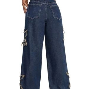 Jean baggy bleu pour femme avec logo personnalisé OEM, coupe droite délavée avec broderie effet usé et design à jambe large - Product Image 3