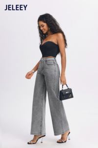 Jeans da lavoro a gamba larga e vestibilità comoda per la primavera con design in strass in rilievo. - Product Image 4