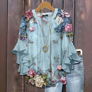 レディースウェア 花柄 デジタルプリント カジュアル Vネック フリル付き Tシャツ ブラウス - Product Image 1