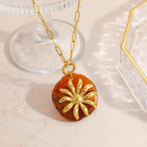 Fashion Pendant <b>Necklace</b> 18k Gold Plated Resin Flower Charm Single Layer <b>Statement</b> Jewelry for Women - Product Image 3