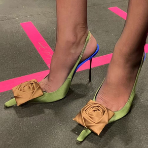 Zapatos de tacón de aguja grandes talla 45 para mujer con correa trasera, tacones originales, de seda, tipo slingback, con punta larga y flor en la parte delantera - Product Image 1