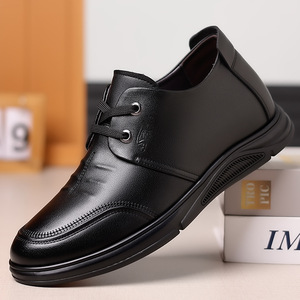 Chaussures pour hommes à bout rond en cuir véritable, rehaussantes, avec semelle extérieure en caoutchouc, semelle intermédiaire en EVA, doublure en maille, semelle souple et antidérapante pour l'automne - Product Image 1