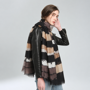 Bufanda de Mujer con Rayas Degradadas de 90*180cm, Suave y Cálida, para Viajes y Uso Diario, Bufanda de Moda para el Cuello, Venta al Por Mayor, Disponible en Stock - Product Image 2