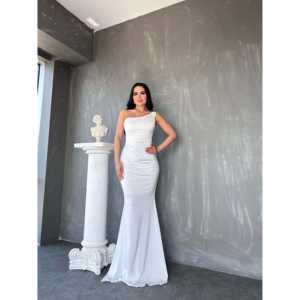 Robe de soirée élégante asymétrique en satin rouge, coupe moulante et taille naturelle, idéale pour les événements formels - Product Image 6