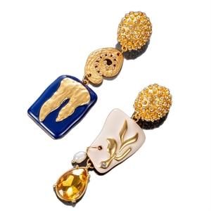 Boucles d'oreilles vintage au style luxueux et élégant, ornées du nouveau motif asymétrique « œil du diable » de Shapa, exsudant une touche de raffinement. - Product Image 5