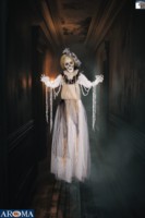 AROMA 63" Squelette de mariée animatronique Halloween avec yeux clignotants, son et bras mobiles pour maison hantée et fête cosplay