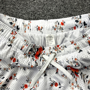 Pantalones cortos deportivos de malla personalizados Pantalones cortos de baloncesto vintage con diseño estampado de Rosa sublimación - Product Image 3