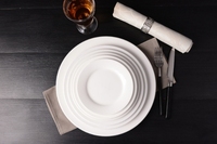 Assiettes rondes personnalisées en céramique blanche assiettes plates pour mariage à l'hôtel vente en gros